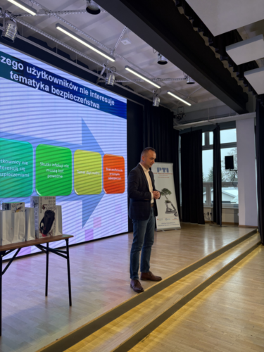 dr inż. Mariusz Nycz podczas prelekcji