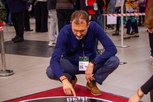 Trener grupy sprawdzający robota