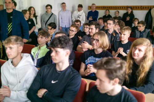 Uczestnicy oczekujący na wyniki
