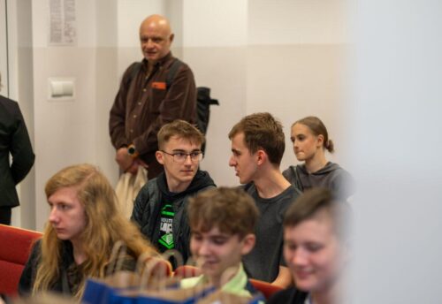 Uczestnicy oczekujący na wyniki
